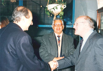 un politicien tunisien, M. Habib Lazreg, ancien ministre des communications et S. E. Michel Roy, ambassadeur du Canada