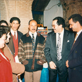 L'artiste peintre Hanafi avec des invités